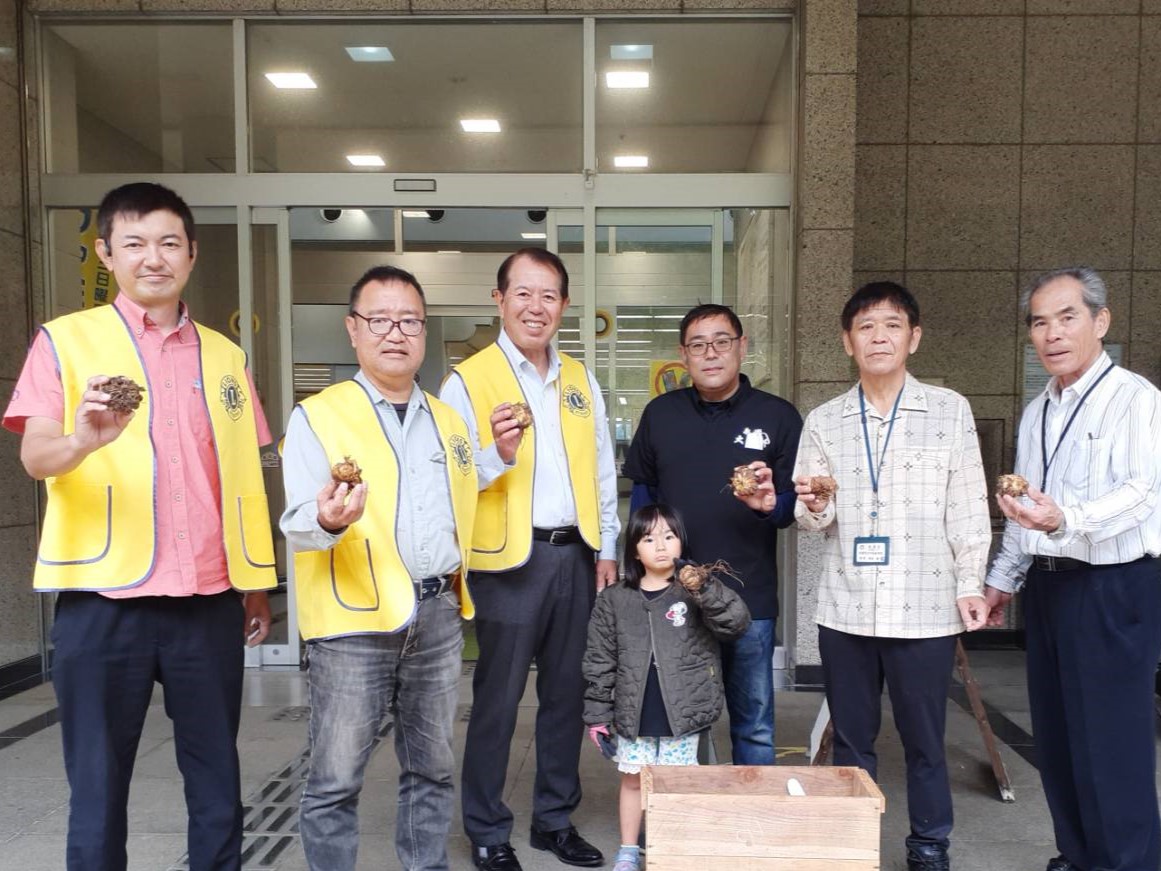 糸満白銀ライオンズクラブ-糸満市立中央図書館にて「ゆり球根植付」2023年12月16日(土)