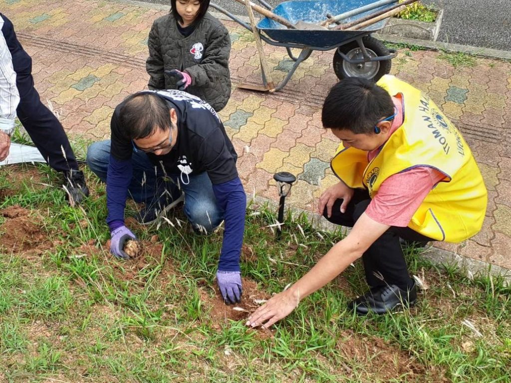 2023/12/16 糸満市立中央図書館にて「ゆり球根植付」