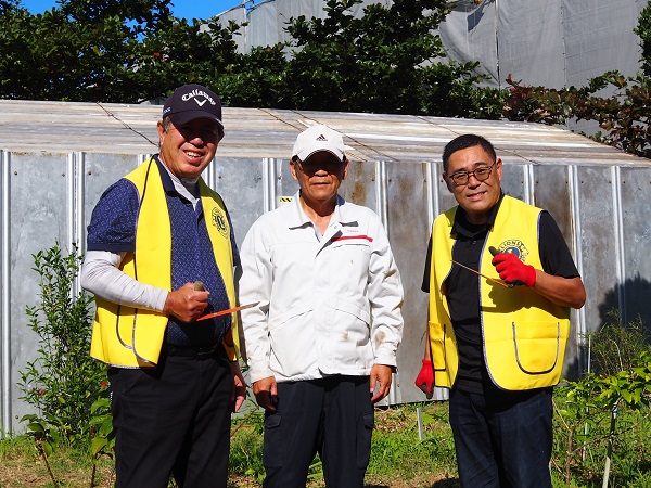 糸満白銀ライオンズクラブ-糸満市立中央図書館にて「ゆり球根植付」2025年11月30日(日)